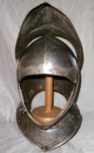 geschlossener_visierhelm_um_1550_20191030_1749027206